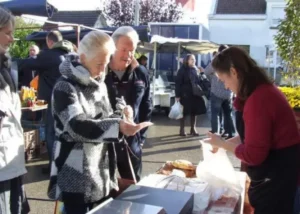 clients qui se baladent au marché de noël de Coquelles